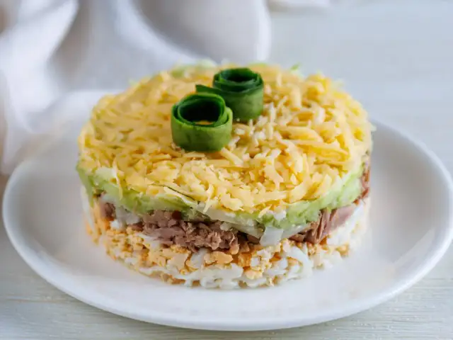 Jak zrobić sałatkę z tuńczykiem, która zachwyci Twoich gości