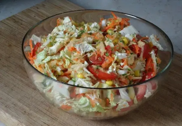 Jakie surówki do żeberek idealnie uzupełnią Twoje danie?