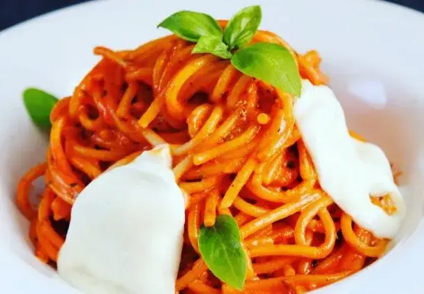 Szybkie spaghetti z przecierem pomidorowym – prosta i smaczna receptura