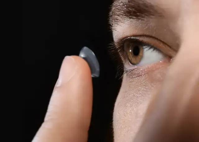 Jakich soczewek używa dalekowidz, aby poprawić komfort widzenia?