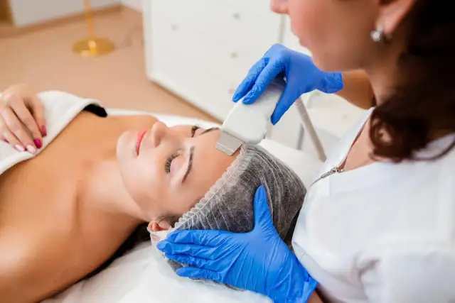 Peeling kawitacyjny: co to jest? Bezbolesne oczyszczanie twarzy