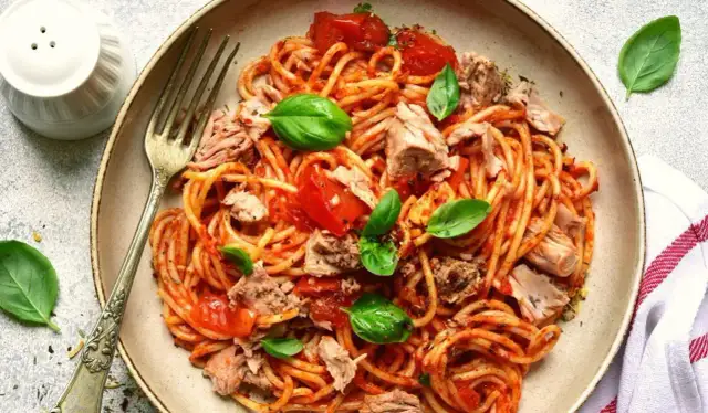 Pyszne spaghetti z tuńczykiem: Obiad w 15 min jak z włoskiej trattorii