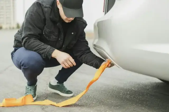 Holowanie auta bez ucha? Jak to zrobić bezpiecznie i zgodnie z prawem?