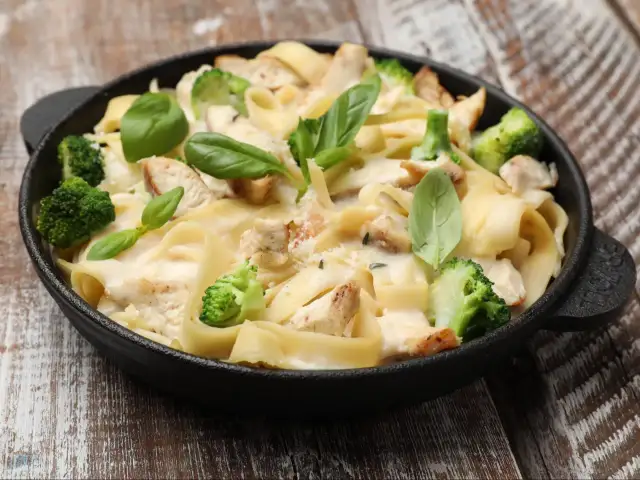 Jaki sos do makaronu z kurczakiem? Odkryj pyszne przepisy i inspiracje