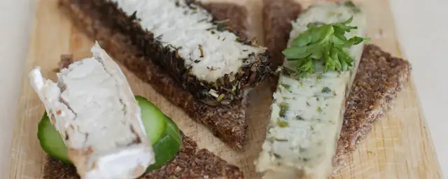 Ser wegański z czego jest zrobiony? Odkryj składniki i smaki