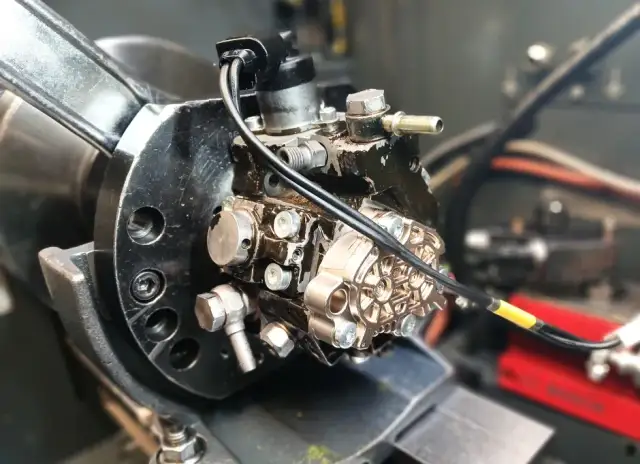 Jak sprawdzić ciśnienie w silniku i uniknąć kosztownych napraw