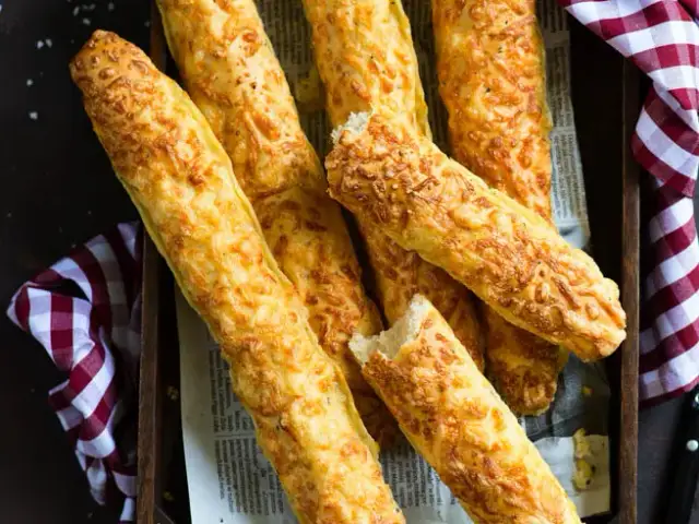 Ile kalorii ma paluch serowy? Zaskakujące różnice w kaloryczności