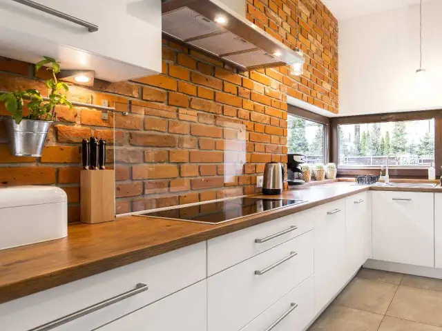 Ściany w kuchni: Płytki, szkło, farby jaki materiał wybrać?