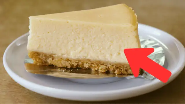 Czy sernik zostawić w piekarniku? Uniknij opadania i pęknięć!