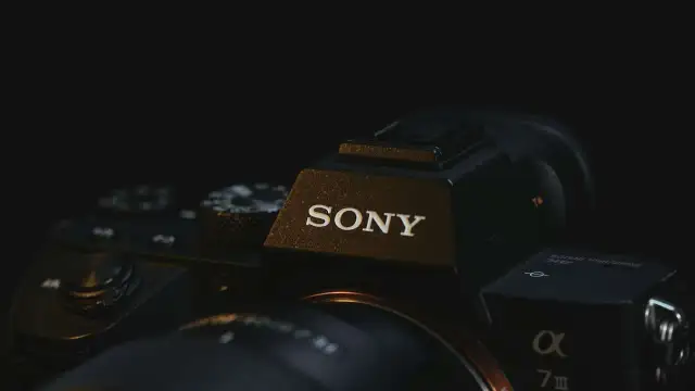 Zbliżenie na czarny aparat Sony z widocznym logo i oznaczeniem modelu.