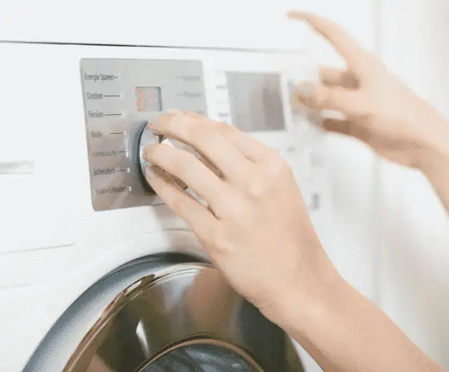 Ile prądu zużywa pralka na 1 pranie? Oszczędzaj na rachunkach!