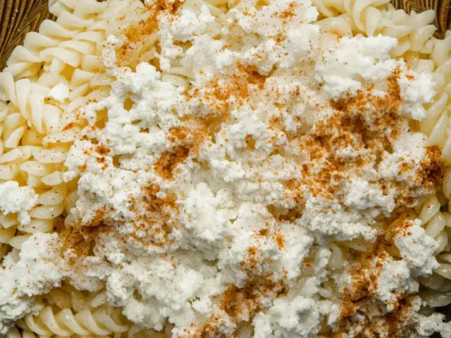 Fusilli makaron z twarogiem i cynamonem, pyszne danie na szybko.