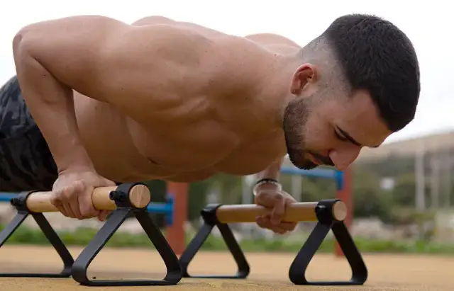 Calistenia en casa: mejora tu fuerza sin equipo y evita lesiones