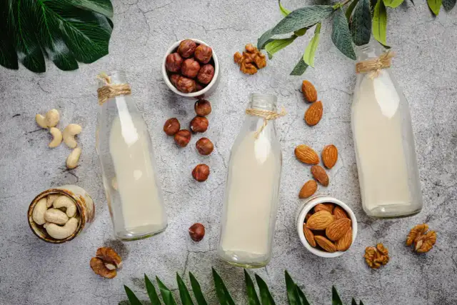 Mleko krowie czy roślinne: Co wybrać dla zdrowia i smaku?