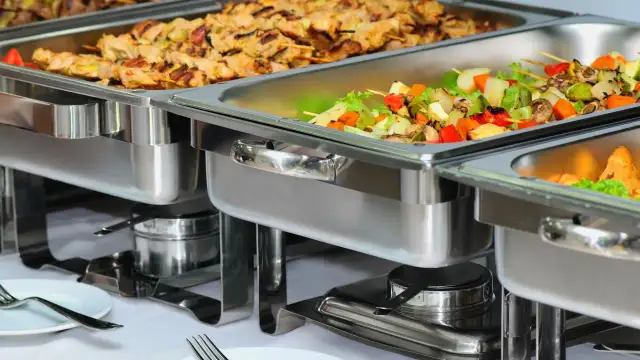 Catering ile od osoby – poznaj ceny i ukryte koszty usług cateringowych