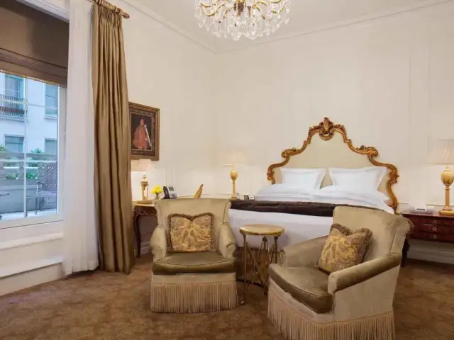 Ile kosztuje noc w hotelu Plaza? Ceny pokoi i sezonowe zmiany