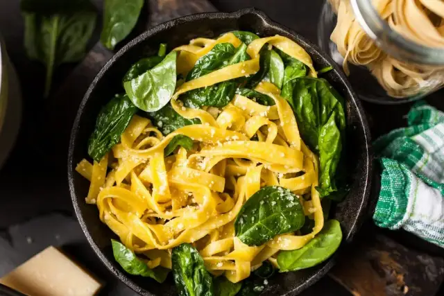 Co można zrobić z ugotowanym makaronem? 10 pysznych przepisów na dania