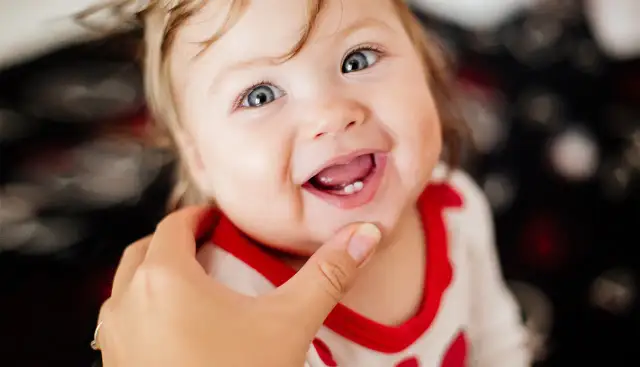 Swędzące dziąsła u niemowlaka: Jak szybko ulżyć dziecku?