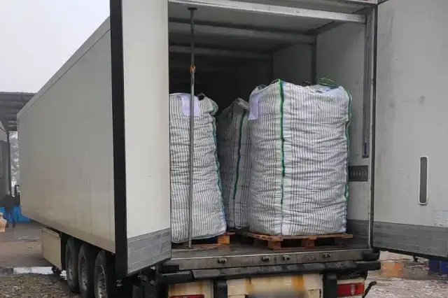 Jak zabezpieczyć big bagi na naczepie, aby uniknąć ich przesuwania