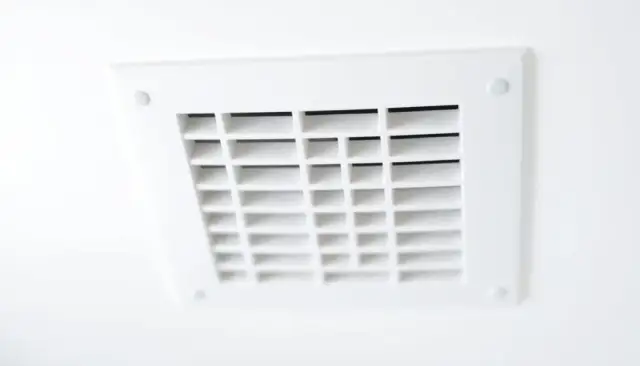 Jaką kratkę wentylacyjną do łazienki w bloku wybrać, by uniknąć problemów?