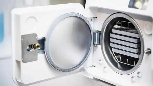 Ile zarabia sterylizator medyczny? Poznaj realia wynagrodzeń w branży