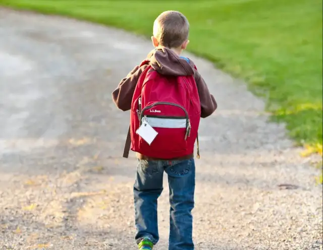 Co zabrać na wycieczkę szkolną? Spakuj dziecko bez stresu!