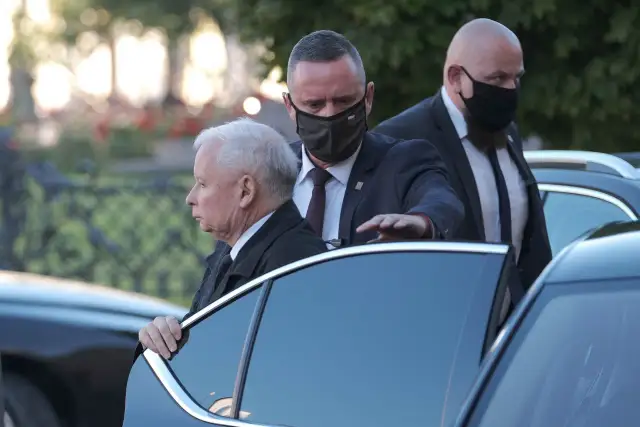 Czy Kaczyński ma prawo jazdy? Zaskakujące fakty o jego uprawnieniach