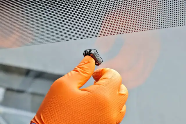 Czym przykleić lusterko w samochodzie, aby uniknąć problemów?