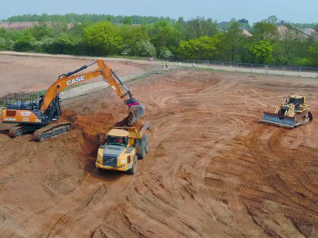 Czym wyrównać działkę, aby uniknąć problemów z terenem?