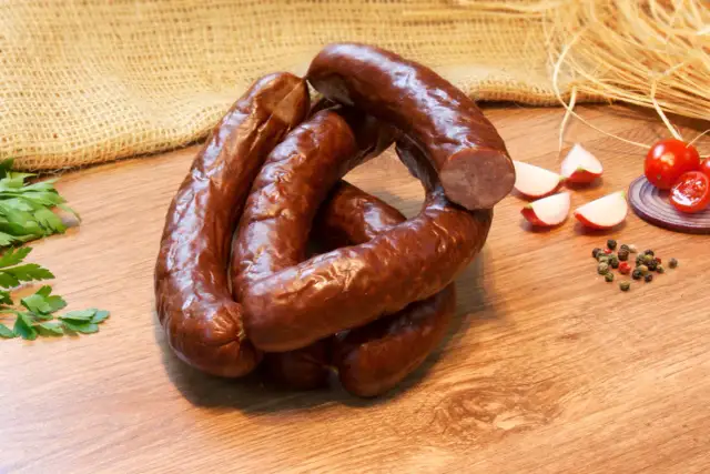 Kiełbasa z beczki: Jak wybrać najlepszą? Sekret smaku