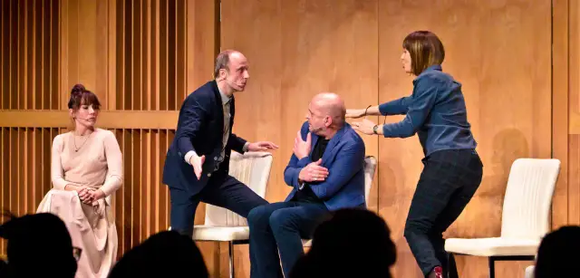 Trzech aktorów i aktorka w trakcie pozytywnego spektaklu. Wszyscy mają mikroporty.