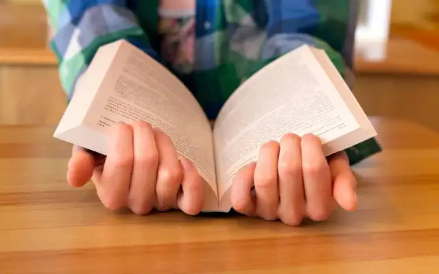 Jak napisać recenzję książki, aby przyciągnąć uwagę czytelników