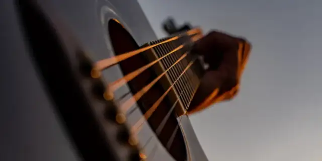 Jakie struny do gitary akustycznej? Wybierz idealne brzmienie!