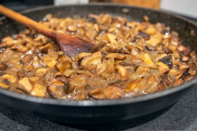 Jak zrobić sos z maślaków - prosty przepis na pyszny smak