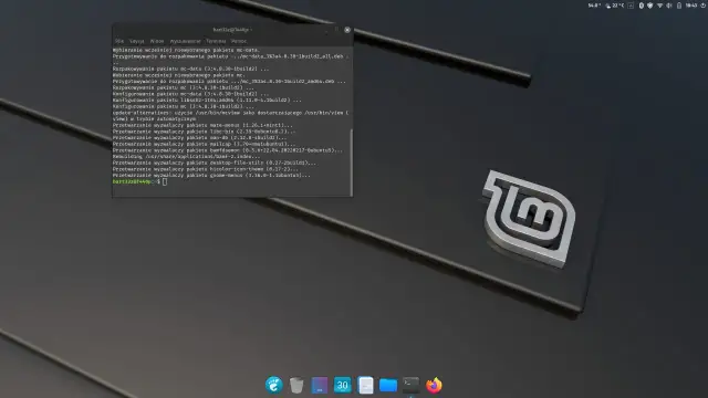 Terminal w Linux Mint Mate pokazuje proces aktualizacji pakietów.