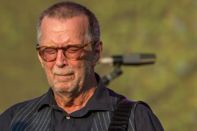 Eric Clapton zamyka oczy, jakby słyszał "Tears in Heaven". W okularach odbija się światło, a na twarzy maluje się zaduma.