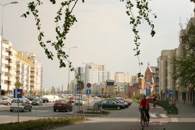 Czy większość terenów zielonych w Warszawie to dzieło natury czy człowieka?