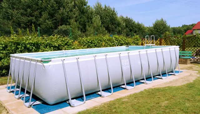 Jak wypoziomować teren pod basen, aby uniknąć kosztownych błędów