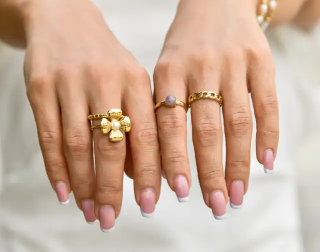 Szeroki pierścionek: Jak wybrać idealny model i nosić z klasą?