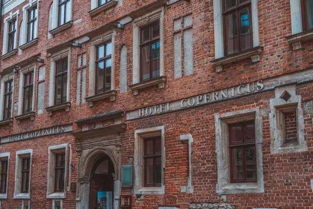 Nocleg w Krakowie: Ile zapłacisz? Przewodnik po cenach i oszczędnościach