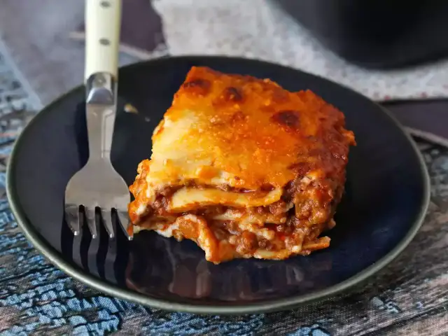 Pyszna lasagne z mięsem mielonym i sosem bolognese, idealna na obiad. Oto jak zrobić lasagne z mięsem mielonym i sosem bolognese.