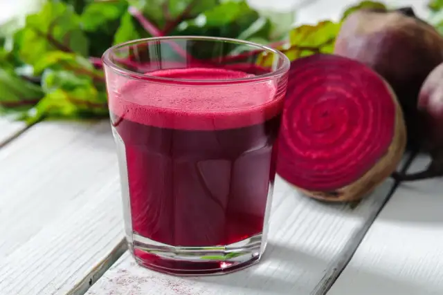 Ile soku z buraków pić dziennie? Dawki i korzyści dla zdrowia