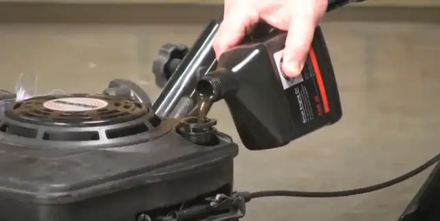 Ile oleju do kosiarki Briggs & Stratton? Sprawdź, aby uniknąć problemów