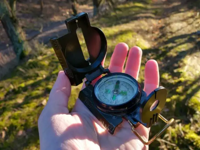 Kompas: Jak działa, do czego służy i czy warto go mieć?