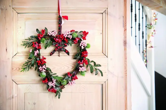 Jak zawiesić wianek na drzwiach bez uszkodzeń? Poradnik