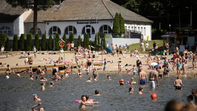 Od kiedy można się kąpać w morzu? Sprawdź temperatury i bezpieczeństwo