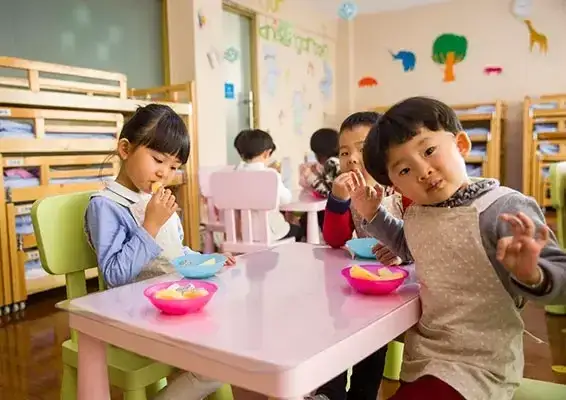 Jak biura podróży liczą wiek dziecka i co to oznacza dla cen?