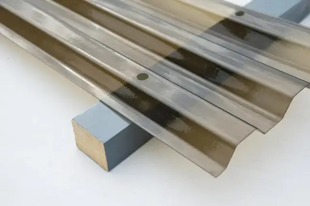 Wkręty do poliwęglanu: Jak wybrać i montować bez błędów?