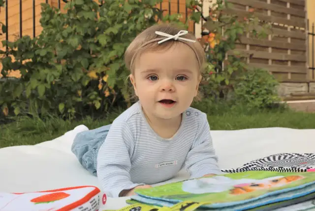 Od kiedy kłaść dziecko na macie edukacyjnej, by wspierać rozwój?