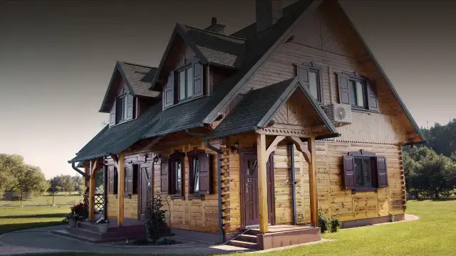 Czy dom drewniany jest tańszy od murowanego? Porównanie kosztów budowy